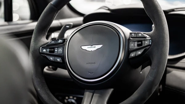 Aston martin DBX 707