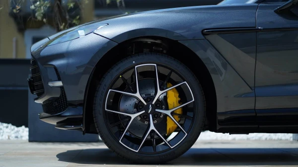 Aston martin DBX 707